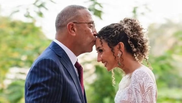 أشرف عبدالباقي يحتفل بخطوبة ابنته المخرجة زينة على شاب يدعى ألكسندر ألين